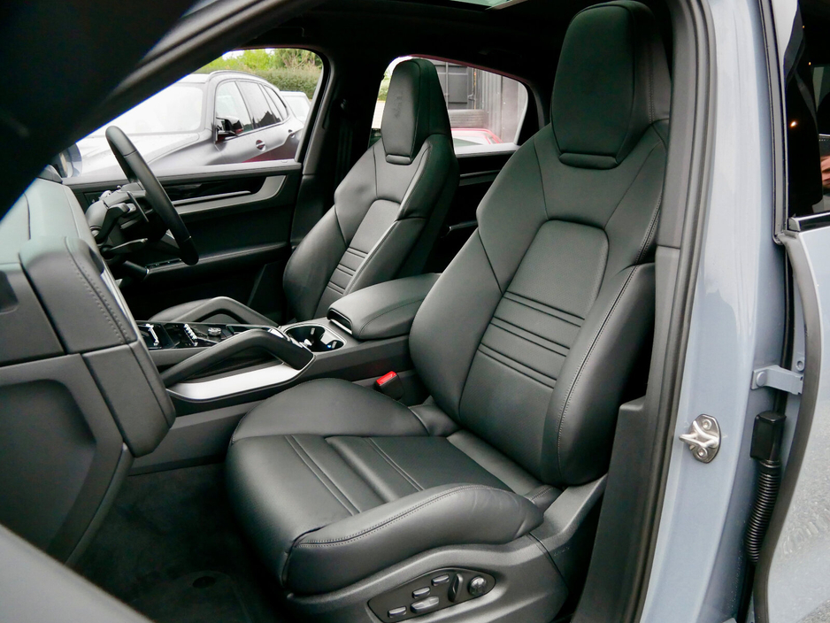 2025 Porsche Cayenne Cayenne E-Hybrid Coup&eacute; €123,950