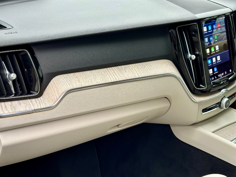2022 Volvo XC60 - image 10