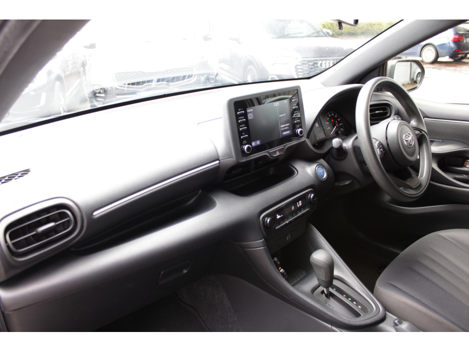 2021 Toyota Yaris - image 21