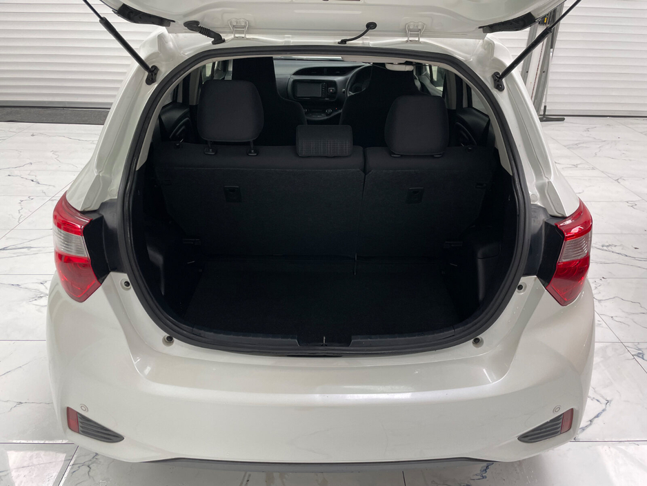 2017 Toyota Yaris - image 9