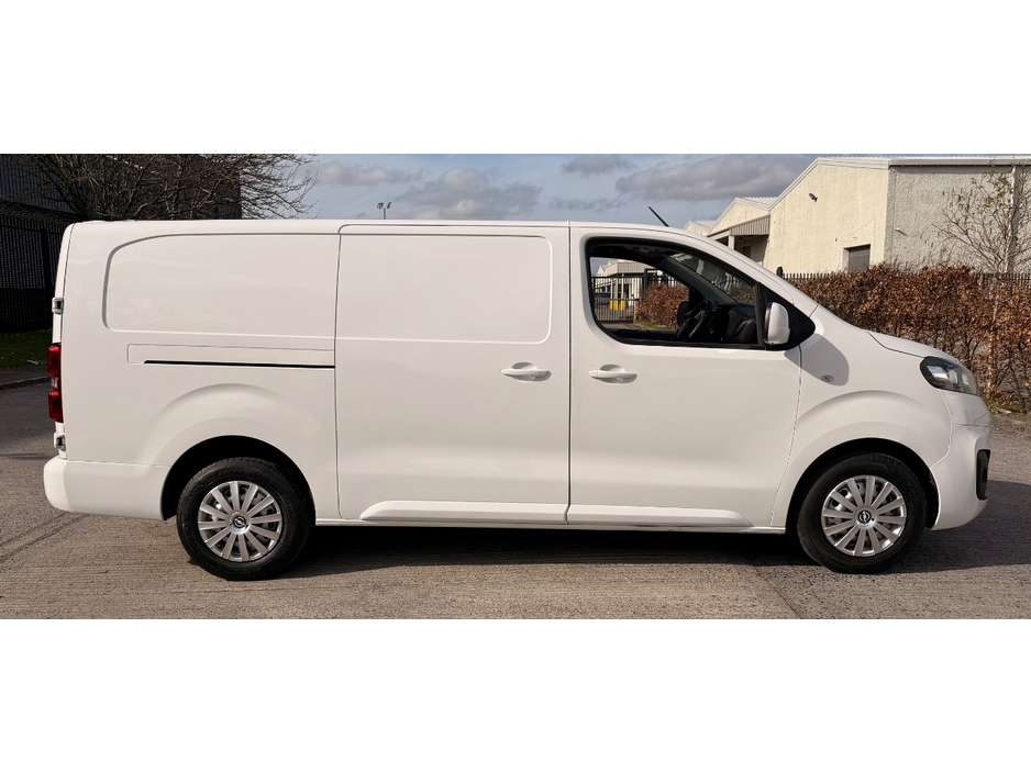 2022 Opel Vivaro - image 3