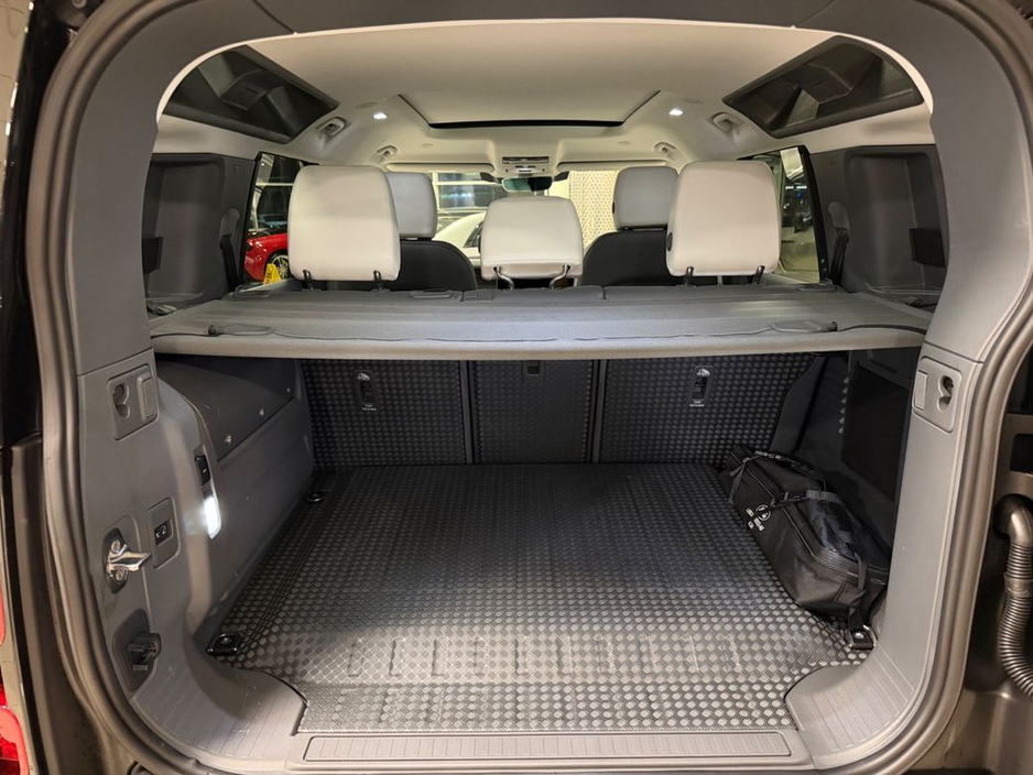 2025 Land Rover Defender X-DYNAMIC SE=HUGE SPEC//LIGHT INTERIOR//AS NEW=2 YEAR WARRANTY=TAILORED FINANCE PACKAGES AVAILABLE=TRADE IN'S WELCOME €104,995