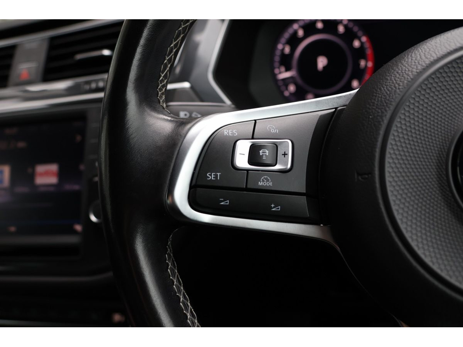 2017 Volkswagen Tiguan - image 12