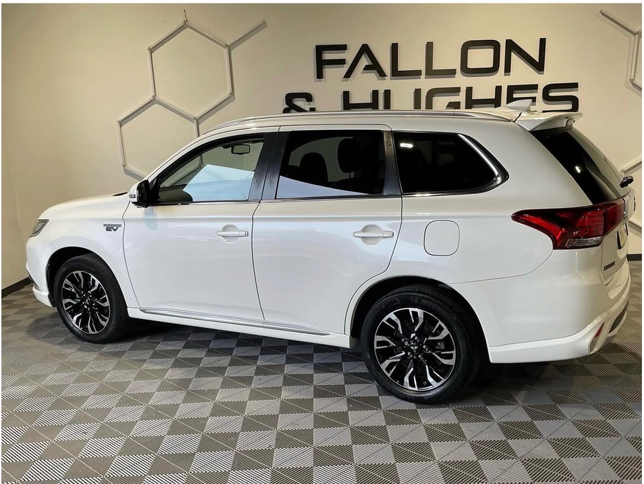 2017 Mitsubishi Outlander 2.0 GX5HS PHEV 200BHP // PAN SUNROOF // HIGH SPEC €13,995