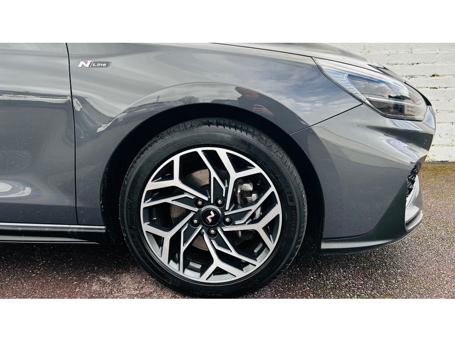2025 Hyundai i30 - image 5