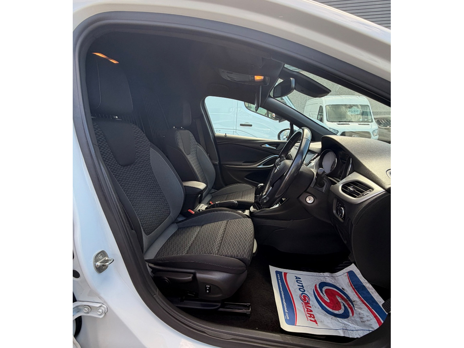 2021 Opel Astra - image 4