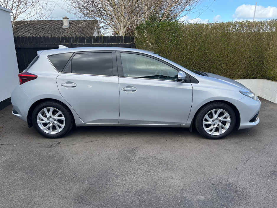 2018 Toyota Auris - image 2