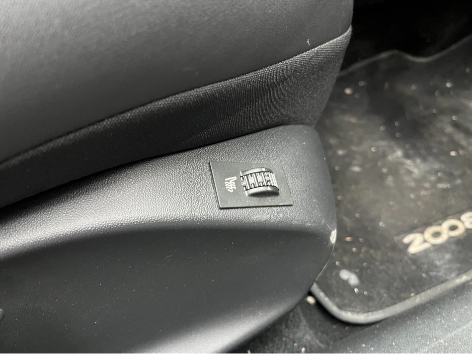 2019 Peugeot 2008 - image 12