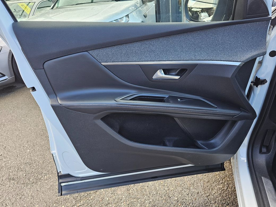 2018 Peugeot 5008 - image 24