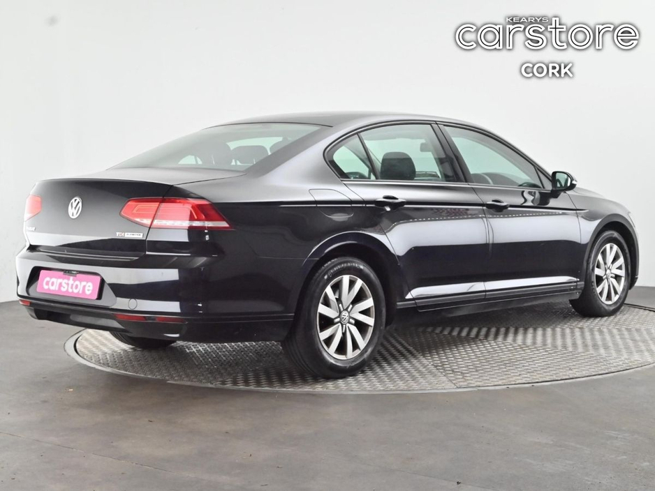 2017 Volkswagen Passat - image 5
