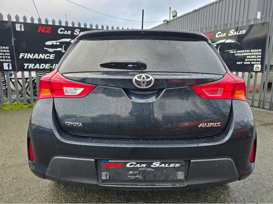 2015 Toyota Auris - image 6