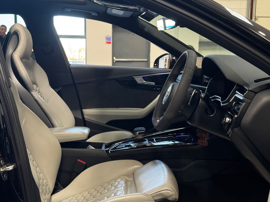 2022 Audi RS4 - image 25