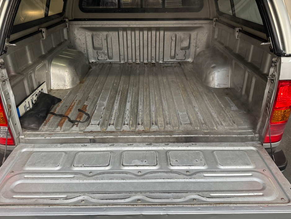 2011 Toyota Hilux - image 16