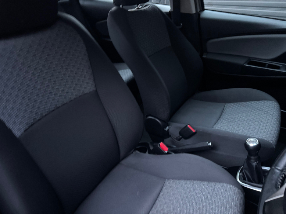 2016 Toyota Yaris - image 9