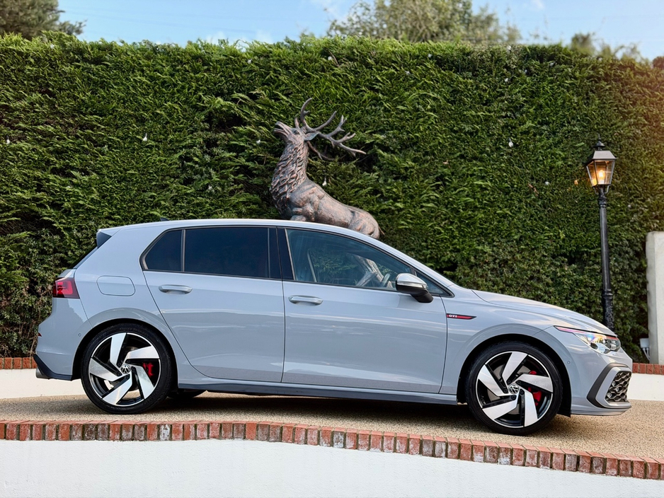 2021 Volkswagen Golf - image 3