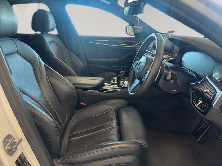 2018 BMW 5 Series - image 11