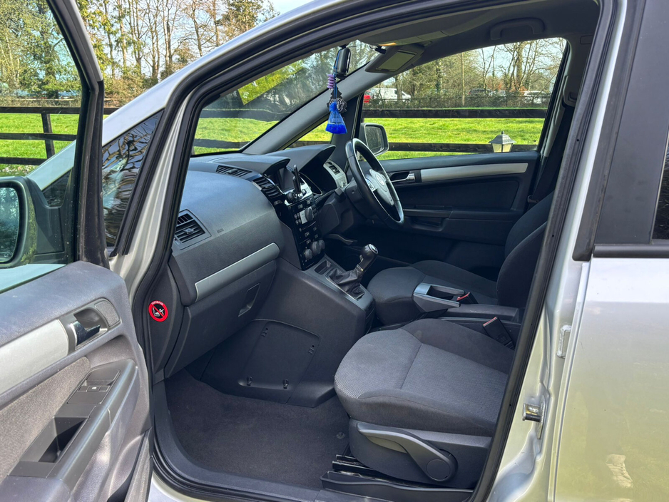 2013 Vauxhall Zafira - image 11
