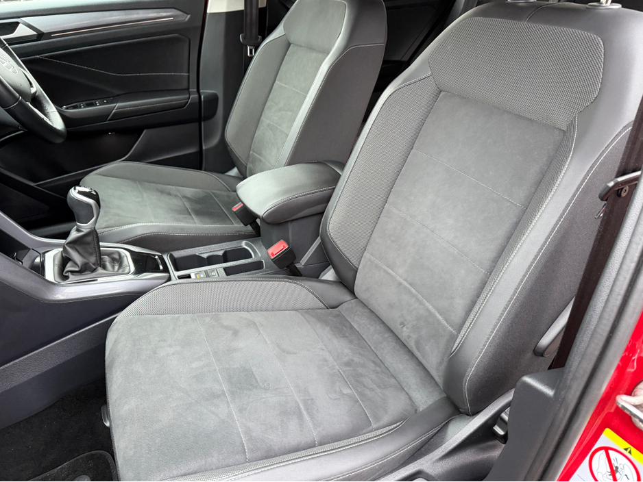 2023 Volkswagen T-Roc - image 8