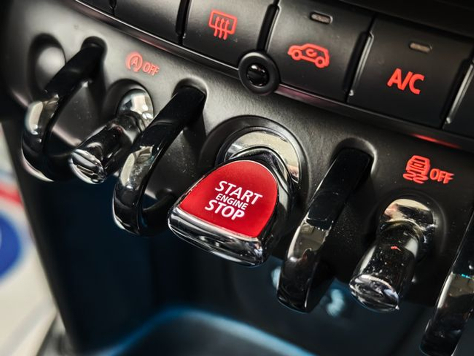 2017 MINI Cooper D - image 29