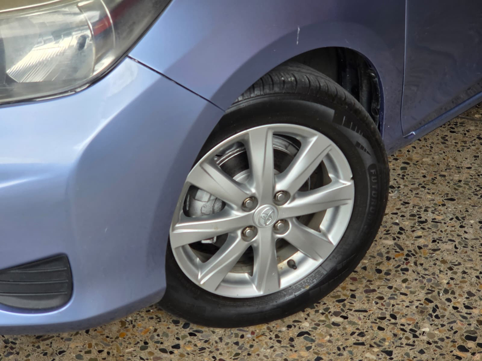 2013 Toyota Yaris - image 8