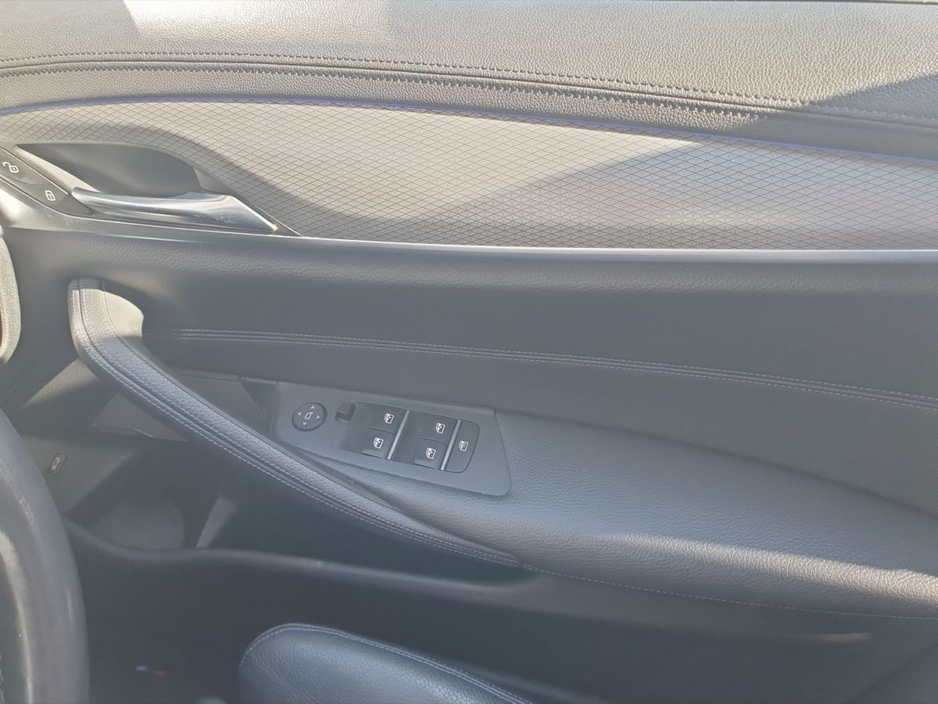 2020 BMW 5 Series - image 23