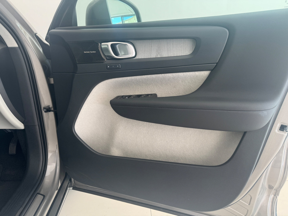 2020 Volvo XC40 - image 16