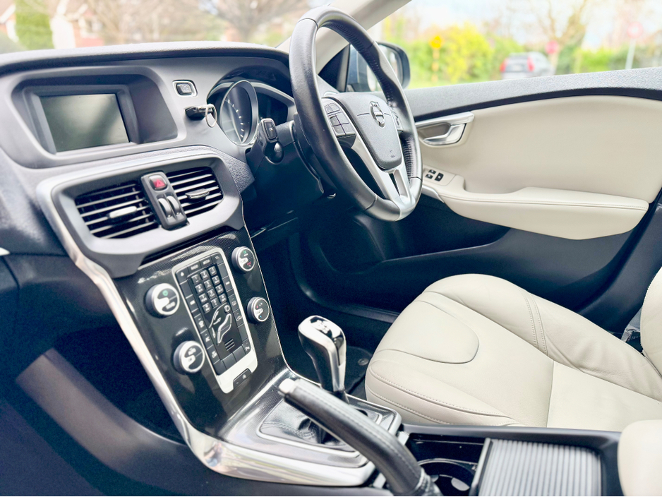 2017 Volvo V40 - image 18