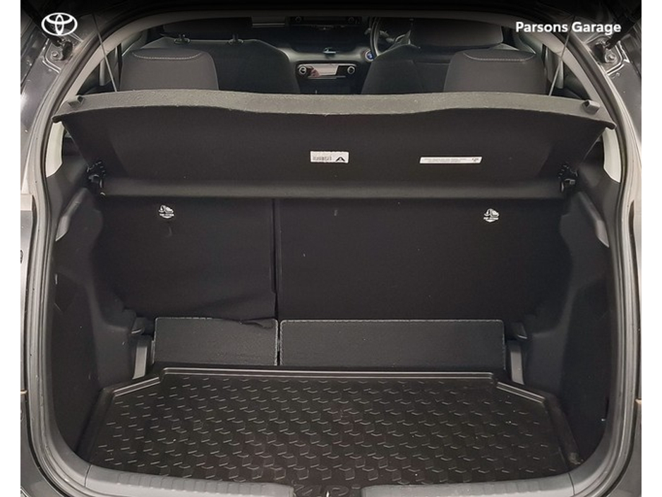 2022 Toyota Yaris - image 12