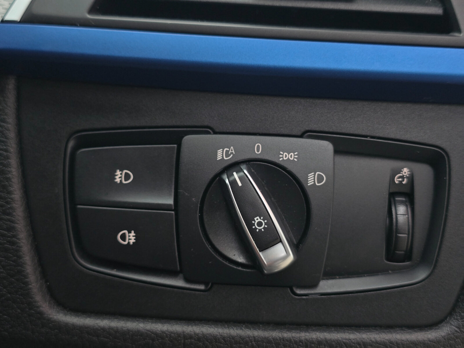 2017 BMW 3 Series - image 23