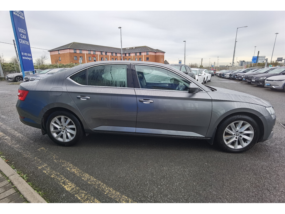 2023 Skoda Superb - image 4