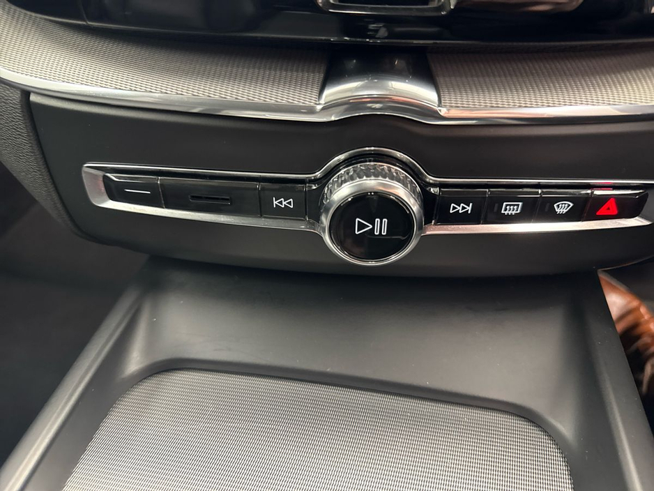 2022 Volvo XC60 - image 22