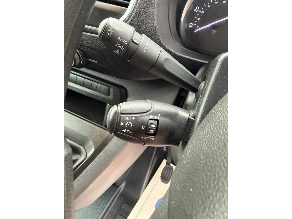 2020 Citroen Dispatch - image 16