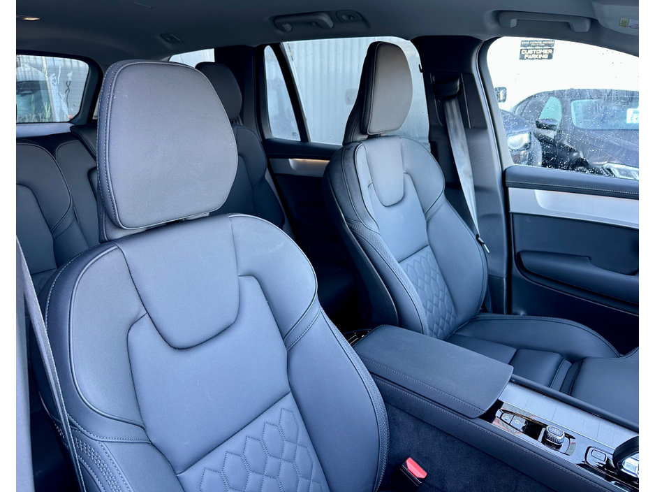 2025 Volvo XC90 CORE T8 PHEV AWD AUTO