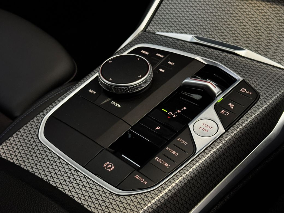 2023 BMW 3 Series - image 17