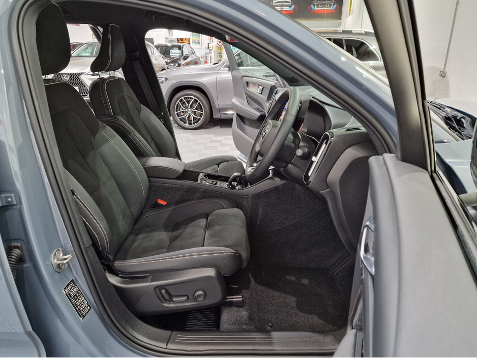 2023 Volvo XC40 T4 PLUS DARK RECHARGE AUTOMATIC **ONE OWNER / APPLE CARPLAY / CRUISE CONTROL / ELECTRIC BOOTLID / HEATED FRONT & REAR SEATS / HEATED STEERING WHEEL / 360 DEGREE CAMERA / WIRELESS PHONE CHARGING** €38,900