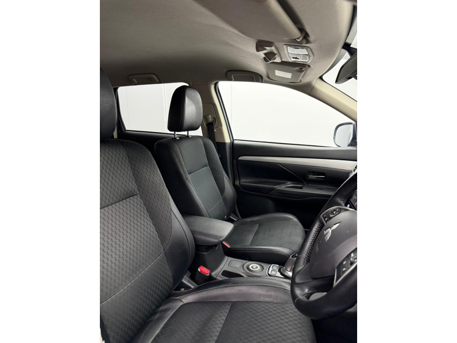 2015 Mitsubishi Outlander - image 7