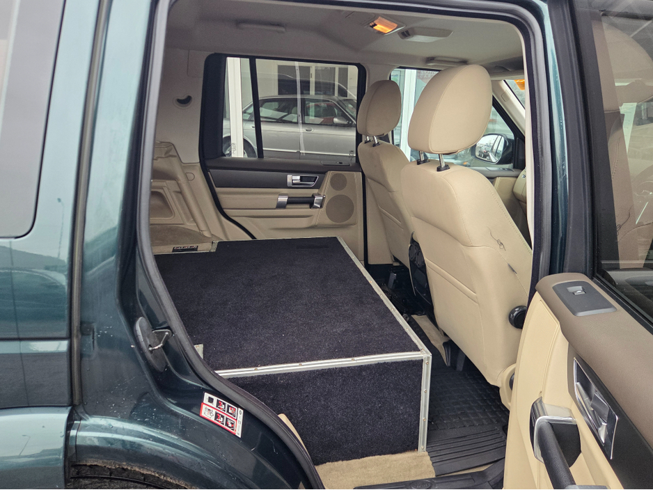 2014 Land Rover Discovery - image 6