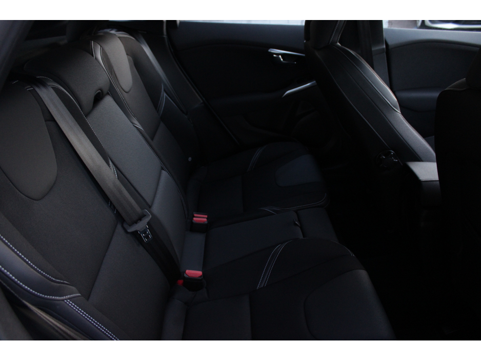 2017 Volvo V40 2.0D4 MOMEMTUM EDITION 180HP 5DR HATCHBACK AUTOMATIC // HUGE SPEC // 1 OWNER CAR WITH 112,355 KM'S // WELL WORTH VIEWING // BUY WITH CONFIDENCE AA AND SIMI APPROVED DEALER 2026 // FINANCE ARRANGED // €15,950