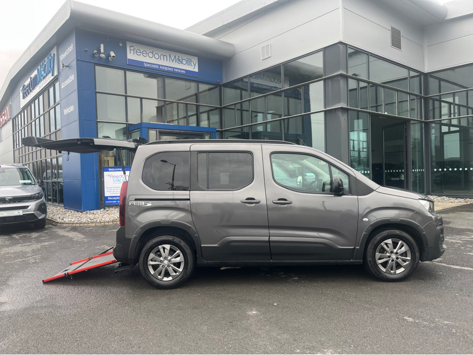 2023 Peugeot Rifter - image 12