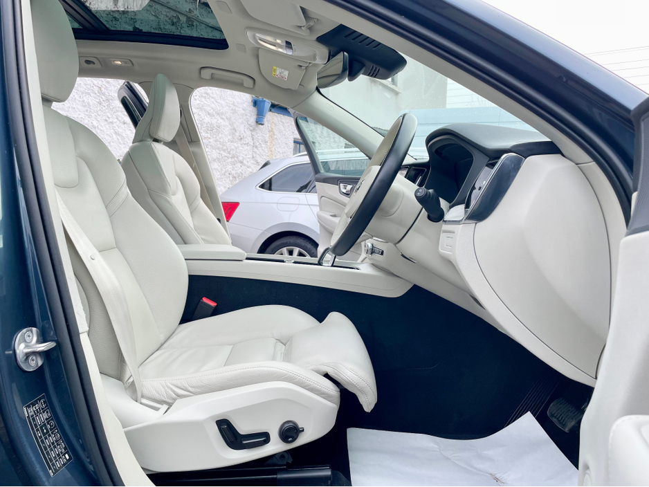 2023 Volvo XC60 - image 8