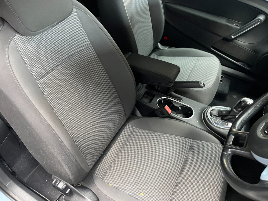 2013 Volkswagen Beetle - image 9