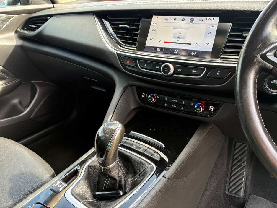 2018 Opel Insignia - image 8