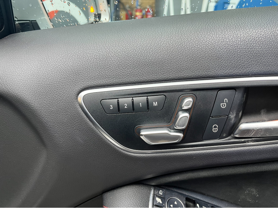 2016 Mercedes-Benz A Class 2016 MERCEDES-BENZ A180 SPORT RADAR SAFETY PACKAGE 1.6 AUTOMATIC / CRUISE CONTROL / REVERSE CAMERA / ELECTRIC MEMORY & HEATED SEATS / PADDLE SHIFTERS AND MORE