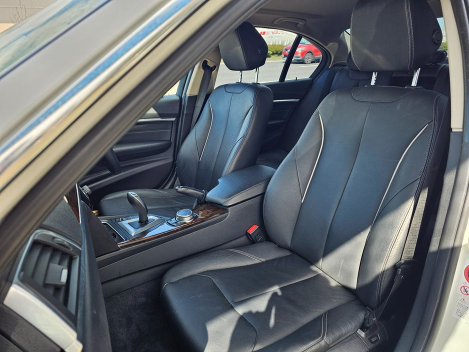 2016 BMW 3 Series - image 27