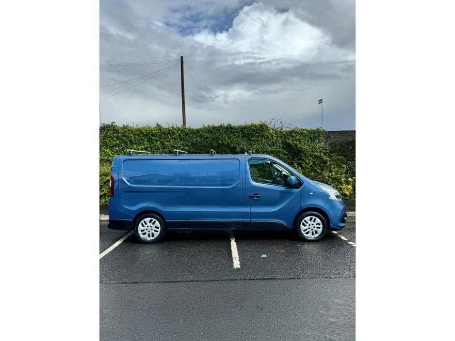 2021 Renault Trafic - image 5