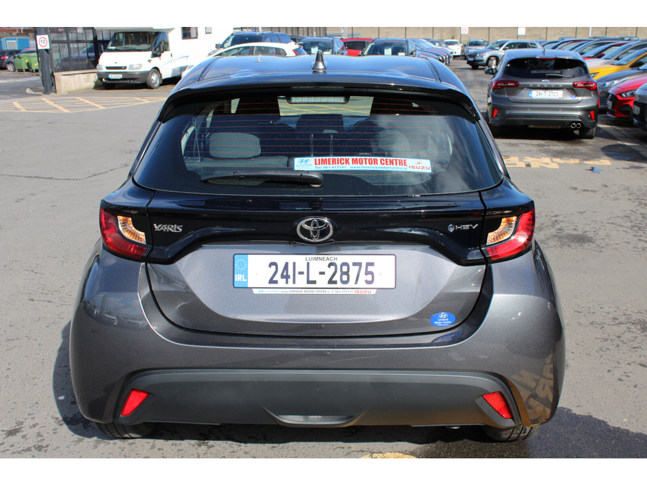 2024 Toyota Yaris - image 4