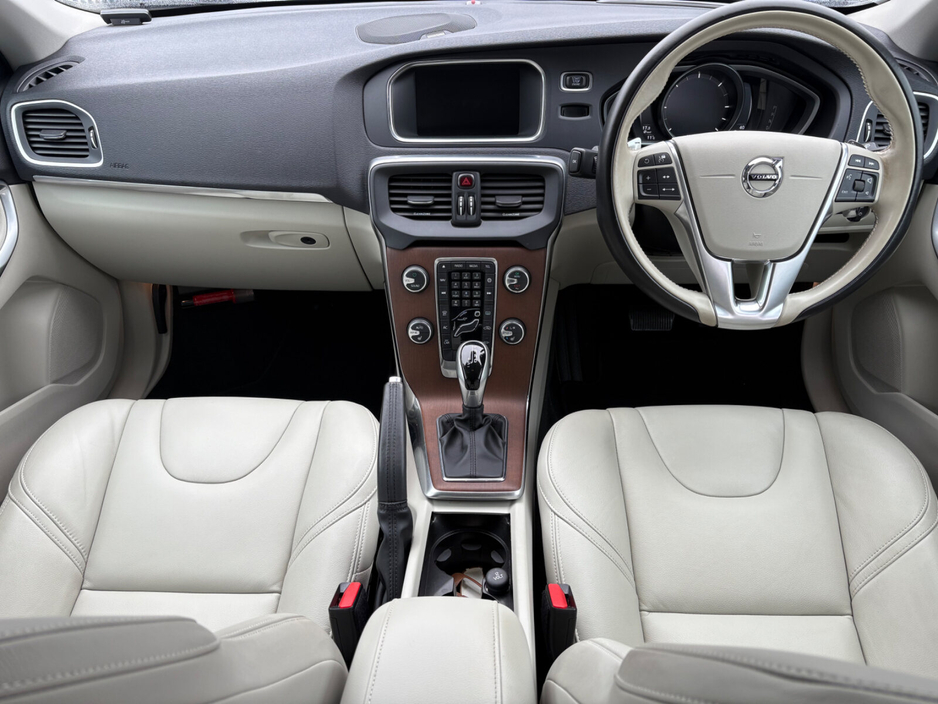 2017 Volvo V40 - image 23