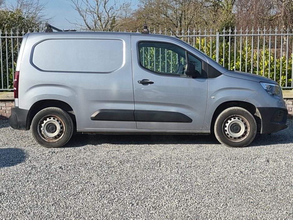 2020 Vauxhall Combo - image 3
