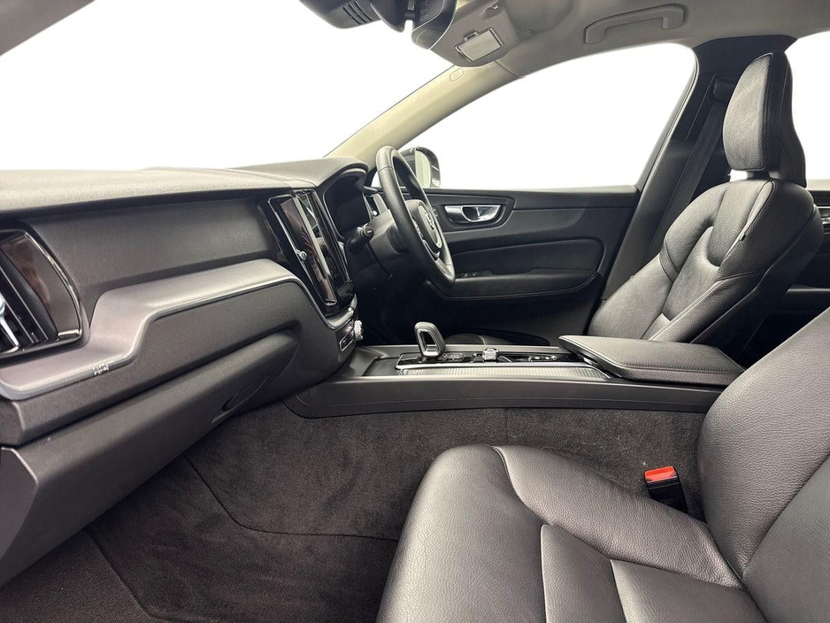 2022 Volvo XC60 - image 2