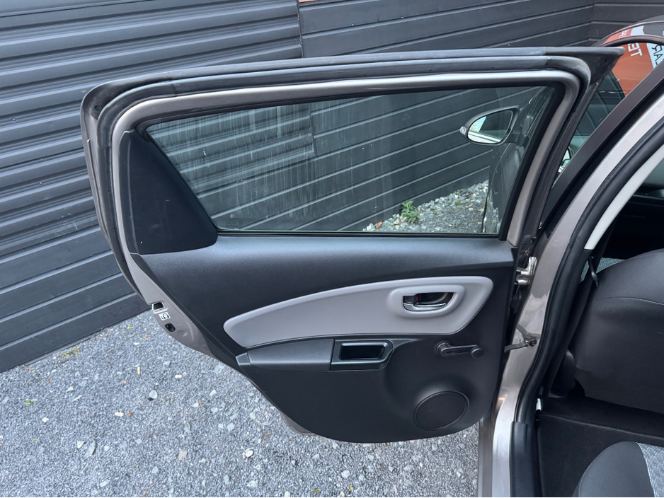 2016 Toyota Yaris - image 16